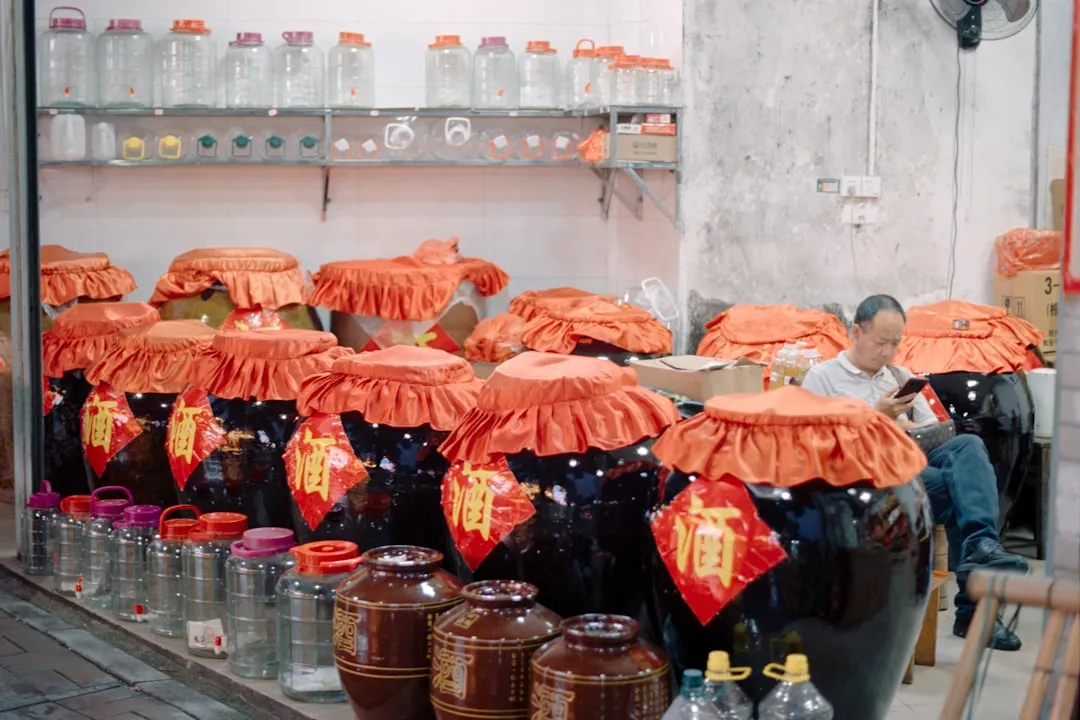 墙纸与自粘地板搭配方案：打造现代家居一体化装饰