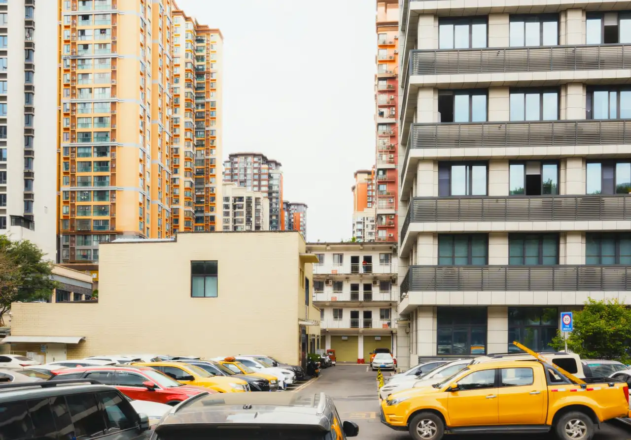 自粘地板与地板革铺贴工艺差异及适用场景解读
