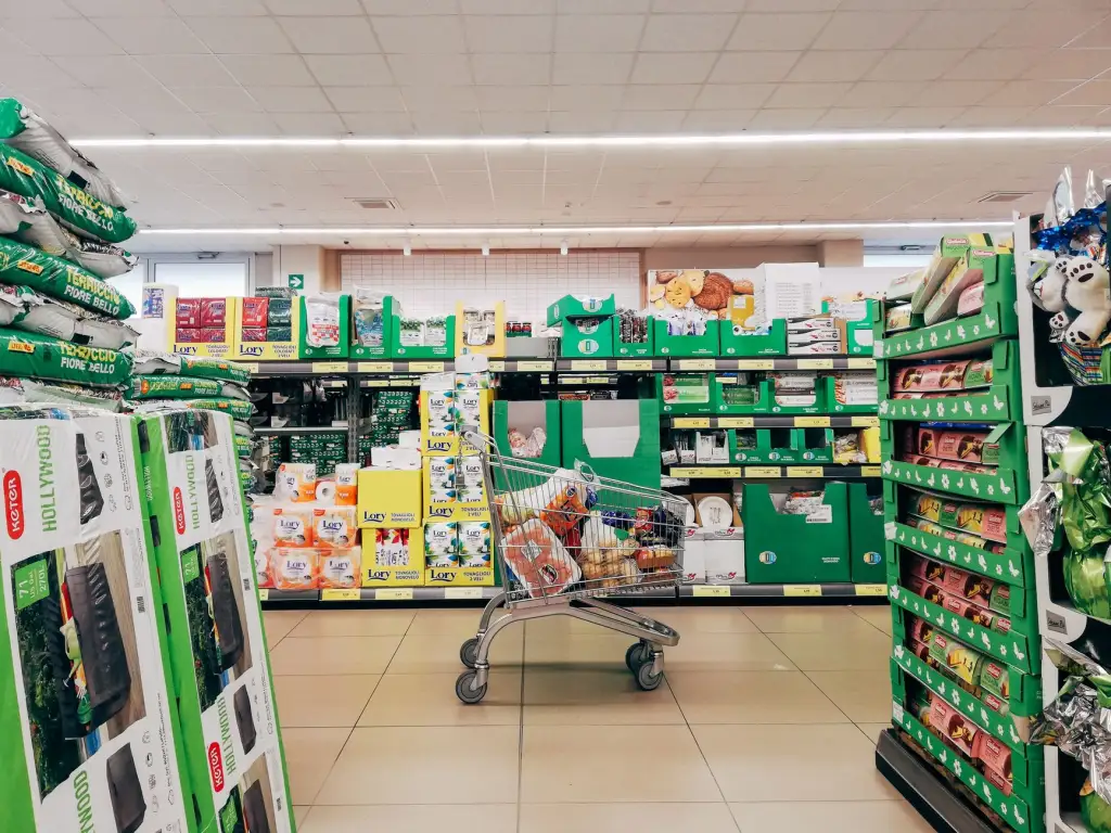 家装地板革与自粘地板施工差异及耐久性实测对比