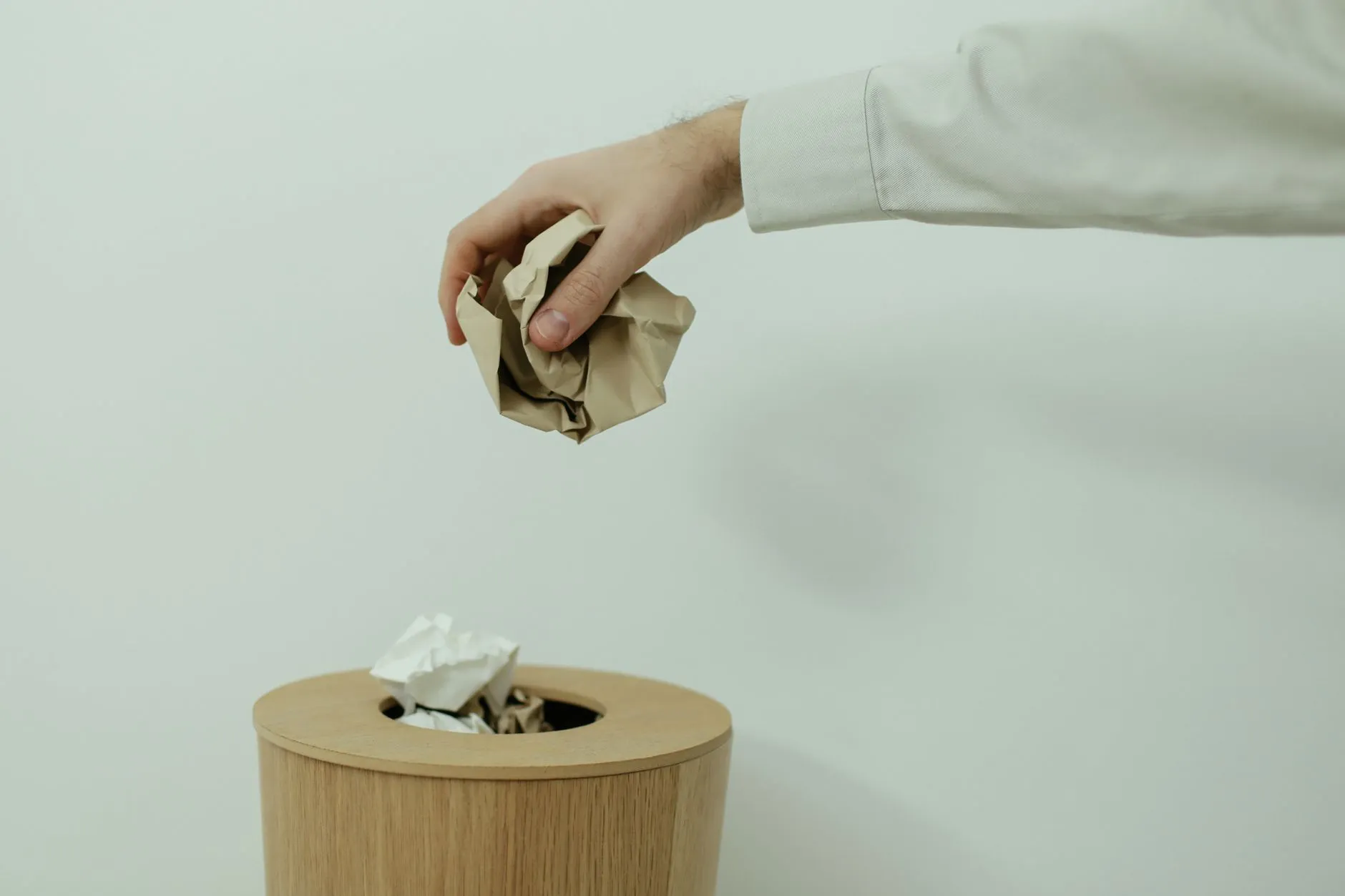 运城悦奥科技墙纸壁布与自粘地板产品线规格对比及应用场景分析